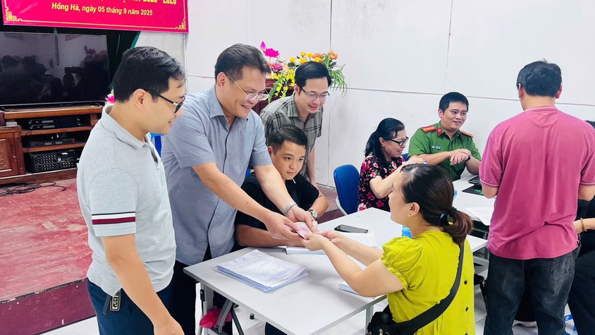 Người dân phường Hồng Hà phấn khởi nhận quà 100.000 đồng từ Chính phủ nhân dịp 2/9
