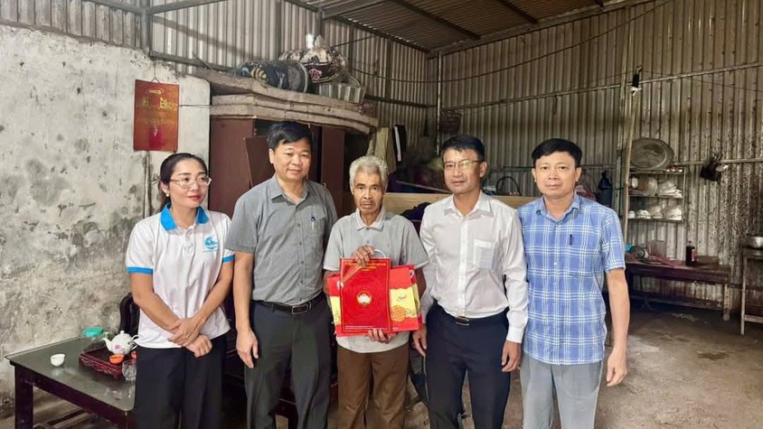 MẶT TRẬN TỔ QUỐC VÀ CÁC TỔ CHỨC CHÍNH TRỊ - XÃ HỘI XÃ CHƯƠNG DƯƠNG THĂM TẶNG QUÀ CHO ĐOÀN VIÊN, HỘI VIÊN CÓ HOÀN CẢNH KHÓ KHĂN