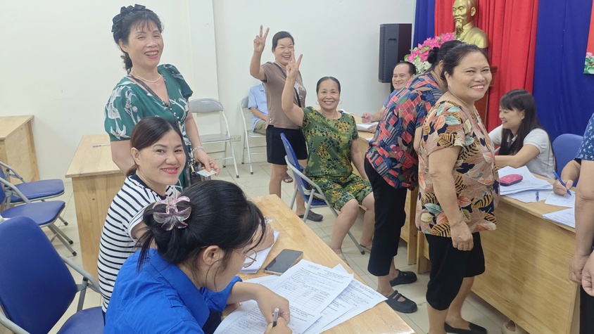 Nhân dân phường Tây Hồ phấn khởi đón nhận quà ý nghĩa dịp Quốc khánh 2/9