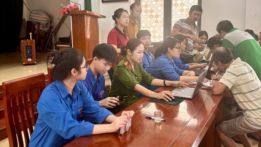 CÔNG AN XÃ BÌNH MINH PHỐI HỢP TỔ CHỨC TRAO QUÀ TẾT ĐỘC LẬP ĐẾN TẬN TAY NGƯỜI DÂN