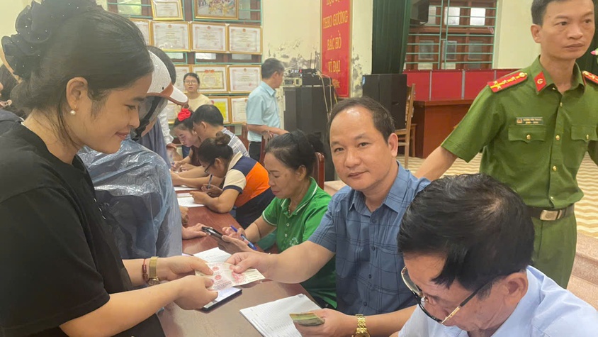 Nhân dân Hoà Xá phấn khởi, hồ hởi tới nhà văn hoá thôn nhận quà của Chính phủ nhân dịp kỷ niệm 80 năm Cách mạng tháng Tám và Quốc khánh 2/9