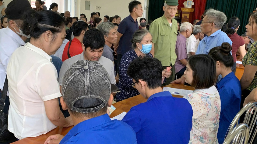 Người dân xã Bình Minh phấn khởi nhận quà mừng 80 năm Quốc khánh 2/9