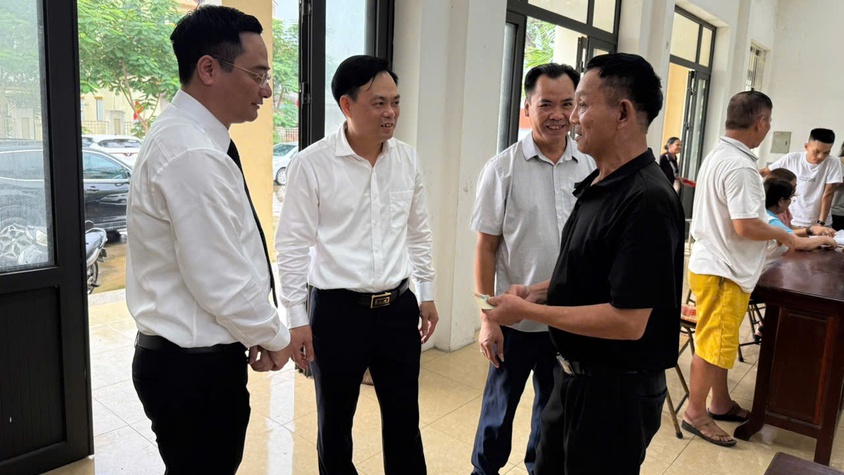 NHÂN DÂN XÃ TAM HƯNG PHẤN KHỞI NHẬN QUÀ TẾT ĐỘC LẬP