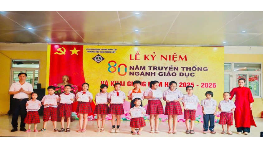 Trường Tiểu học Hoàng Liệt thực hiện lễ chào cờ đầu tiên của năm học mới và tặng quà cho các em học sinh có hoàn cảnh khó khăn
