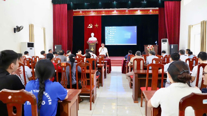 UBND xã Hồng Vân tập huấn, hướng dẫn cài đặt và sử dụng ứng dụng ETax Mobile để nộp thuế sử dụng đất phi nông nghiệp