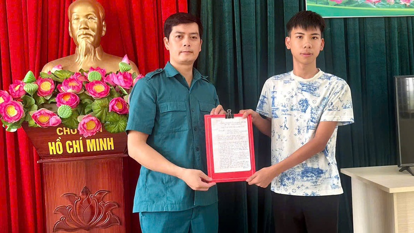CHÀNG THANH NIÊN TRẺ VIẾT ĐƠN TÌNH NGUYỆN NHẬP NGŨ