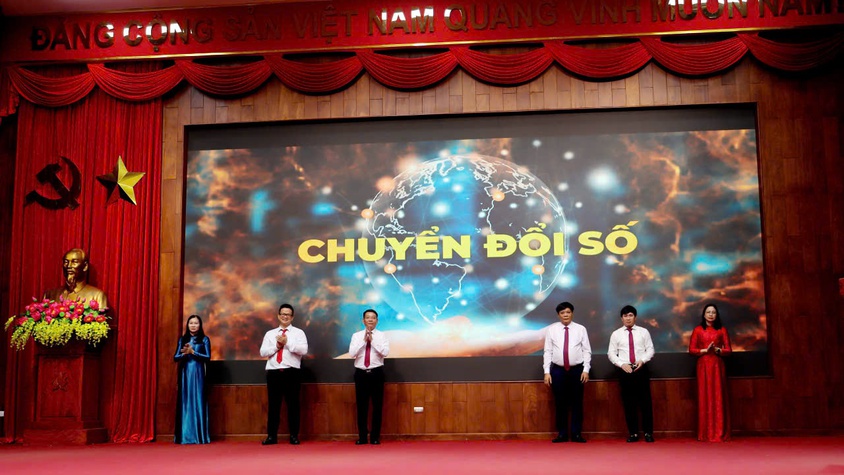 Thạch Thất đồng hành cùng người dân thực hiện Chuyển đổi số.