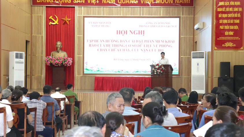 Hàng trăm cơ sở liên quan đến phòng cháy, chữa cháy xã Bát Tràng được hướng dẫn cài đặt phần mềm khai báo hệ thống cơ sở dữ liệu về PCCC & CNCH