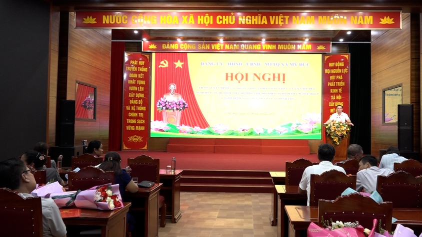 Xã Mỹ Đức trao quyết định nghỉ hưu, nghỉ thôi việc hưởng chế độ theo Nghị định số 178/2024/NĐ-CP và Nghị định số 67/2025/NĐ-CP của Chính phủ