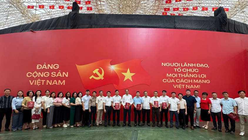 Lãnh đạo phường Tây Hồ tham gia sinh hoạt chuyên đề tại Triển lãm 80 năm thành tựu đất nước