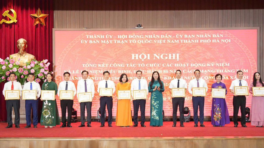 UBND phường Hoàn Kiếm vinh dự được UBND Thành phố Hà Nội trao tặng Bằng khen có thành tích xuất sắc trong các hoạt động kỷ niệm 80 năm