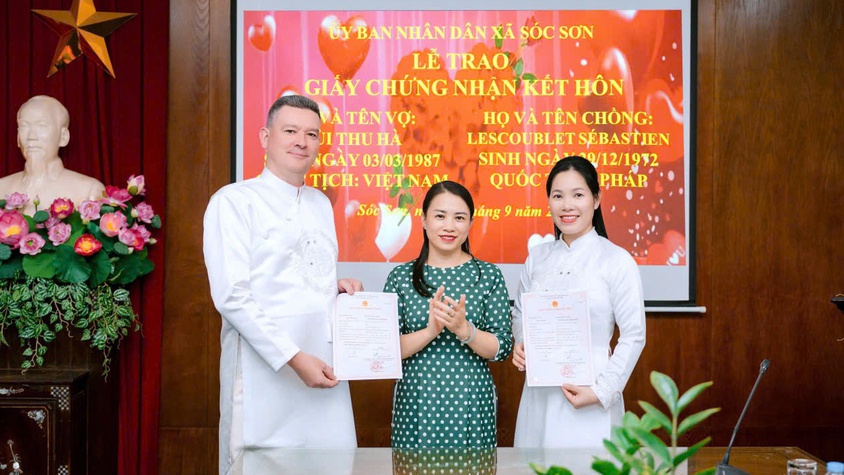 UBND XÃ SÓC SƠN TRAO GIẤY CHỨNG NHẬN KẾT HÔN CÓ YẾU TỐ NƯỚC NGOÀI.