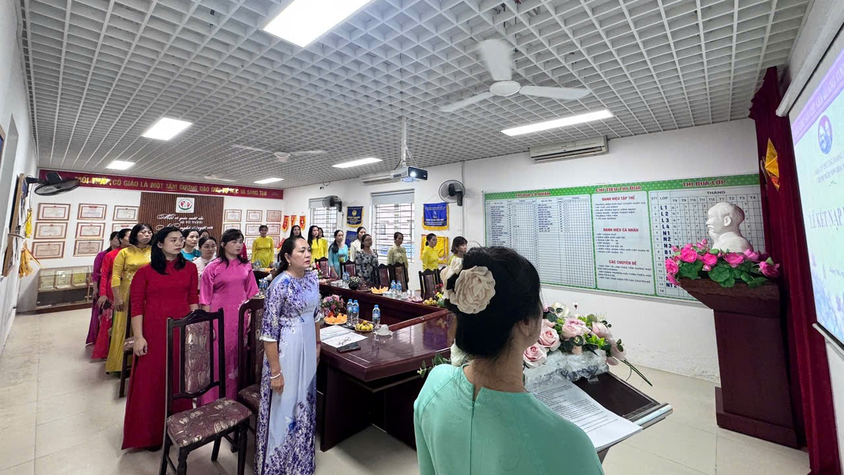 TRANG TRỌNG LỄ KẾT NẠP ĐẢNG VIÊN MỚI TẠI CHI BỘ MẦM NON HOA MAI