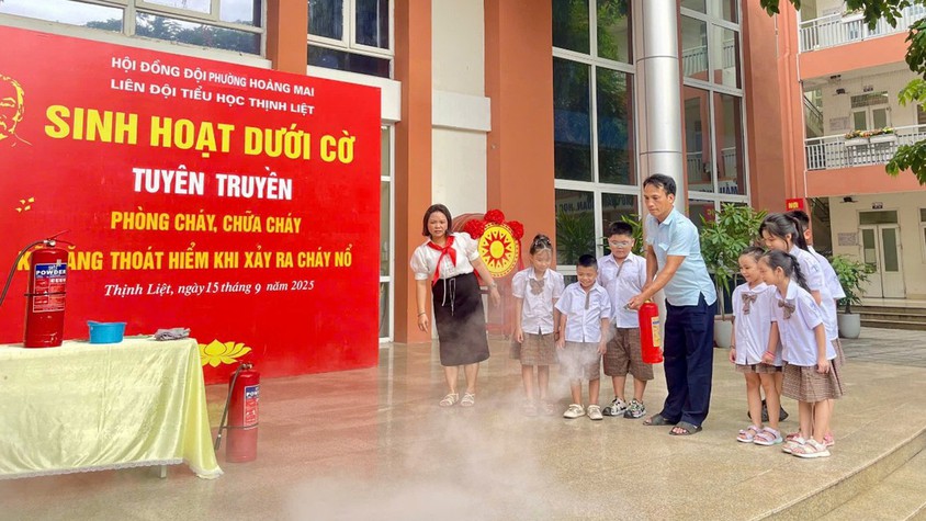 BUỔI SINH HOẠT DƯỚI CỜ CỦA LIÊN ĐỘI TRƯỜNG TIỂU HỌC THỊNH LIỆT VỚI CHỦ ĐỀ: TUYÊN TRUYỀN PHÒNG CHÁY, CHỮA CHÁY KỸ NĂNG THOÁT HIỂM KHI XẢY RA CHÁY NỔ
