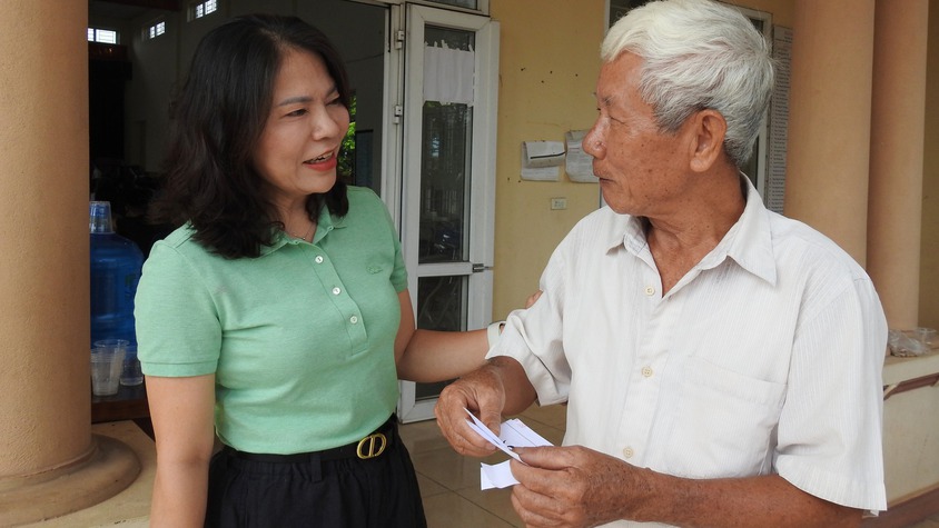 TRUNG GIÃ: TẬP TRUNG CHI TRẢ QUÀ CHO NGƯỜI DÂN ĂN TẾT ĐỘC LẬP