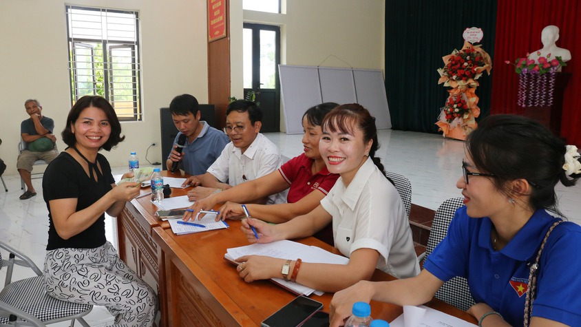 UBND xã Bất Bạt đảm bảo chi trả quà tặng Nhân dân nhanh gọn - minh bạch - tạo điều kiện thuận lợi tối đa cho người dân