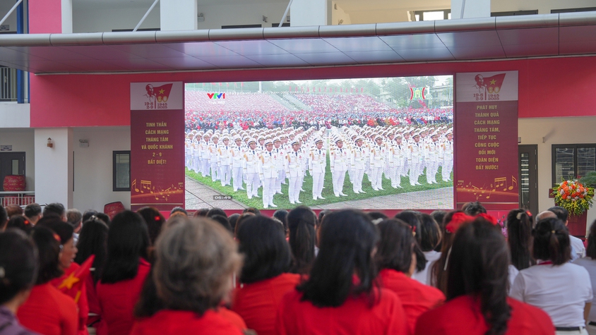 UBND xã Gia Lâm tổ chức trình chiếu trực tiếp Lễ diễu binh kỷ niệm Cách mạng Tháng Tám và Quốc khánh 2/9
