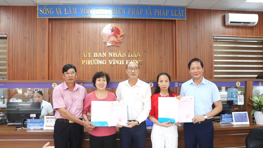 PHƯỜNG VĨNH HƯNG THÀNH PHỐ HÀ NỘI TRAO GIẤY CHỨNG NHẬN QUYỀN SỬ DỤNG ĐẤT 