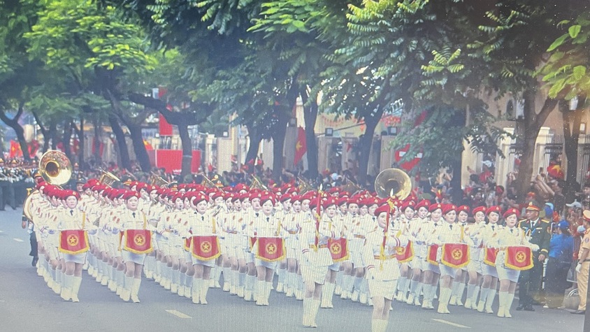 Người dân cả nước hòa nhịp cùng bước chân đoàn quân hùng tráng