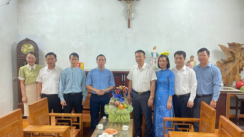 Lãnh đạo Đảng uỷ, UBND xã thăm, tặng quà Giáo xứ Đường Hồng