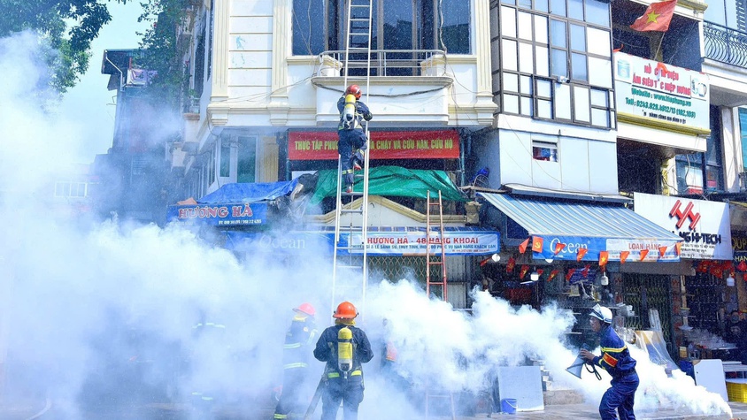 Ra mắt Tổ thường trực chữa cháy, cứu nạn cứu hộ tại phố đi bộ hồ Hoàn Kiếm và chợ đêm Đồng Xuân