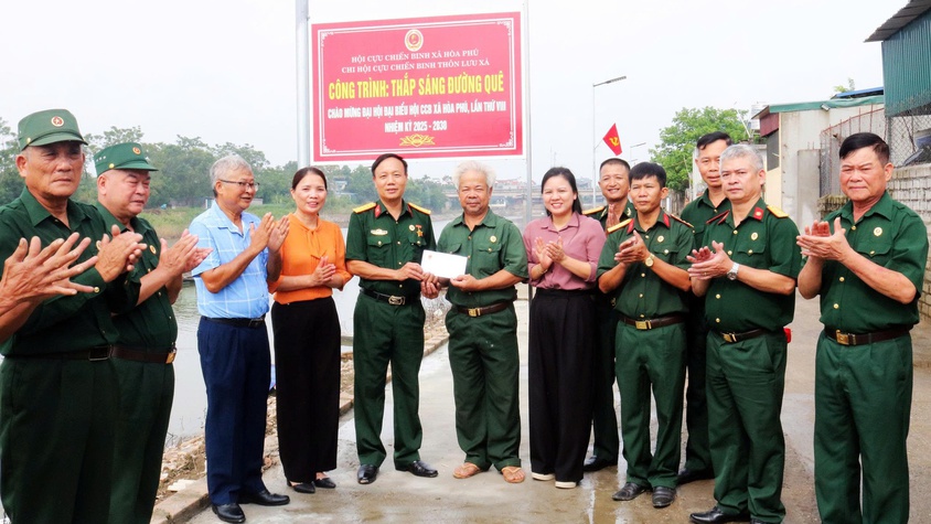Hội Cựu chiến binh xã Hòa Phú gắn biển công trình “Thắp sáng đường quê”