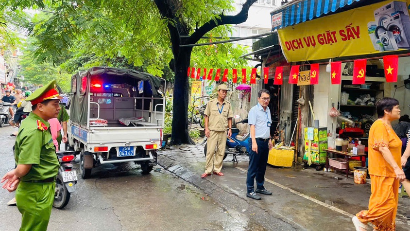 PHƯỜNG KIM LIÊN RA QUÂN CAO ĐIỂM ĐẢM BẢO TRẬT TỰ ĐÔ THỊ, VỆ SINH MÔI TRƯỜNG TẠI NGÕ 4 PHỐ PHƯƠNG MAI