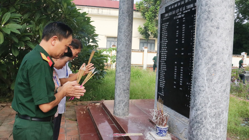 Hội Cựu chiến binh xã Hòa Phú tổ chức dâng hương tưởng niệm các anh hùng liệt sỹ trước thềm Đại hội Đại biểu Hội CCB xã