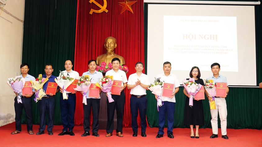 UBND xã Hòa Phú tổ chức hội nghị trao quyết định nghỉ hưu trước tuổi và nghỉ thôi việc theo quy định