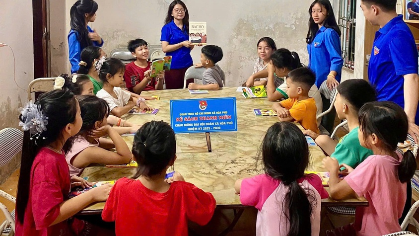 Chi đoàn thôn Hòa Xá bàn giao công trình “Tủ sách thanh niên”
