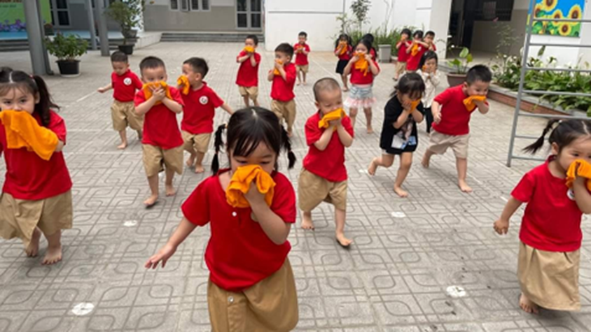 TRƯỜNG MẦM NON HOA MAI TĂNG CƯỜNG TRANG BỊ KĨ NĂNG THOÁT HIỂM CHO CB, GV, NV VÀ HỌC SINH KHI CÓ CHÁY SẢY RA.