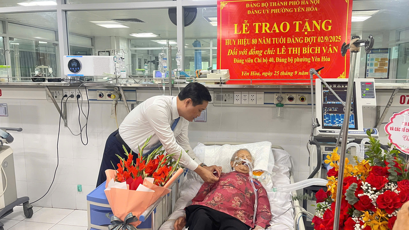 Tổ chức lễ trao Huy hiệu 80 năm tuổi Đảng đợt 2-9 cho đồng chí Lê Thị Bích Vân