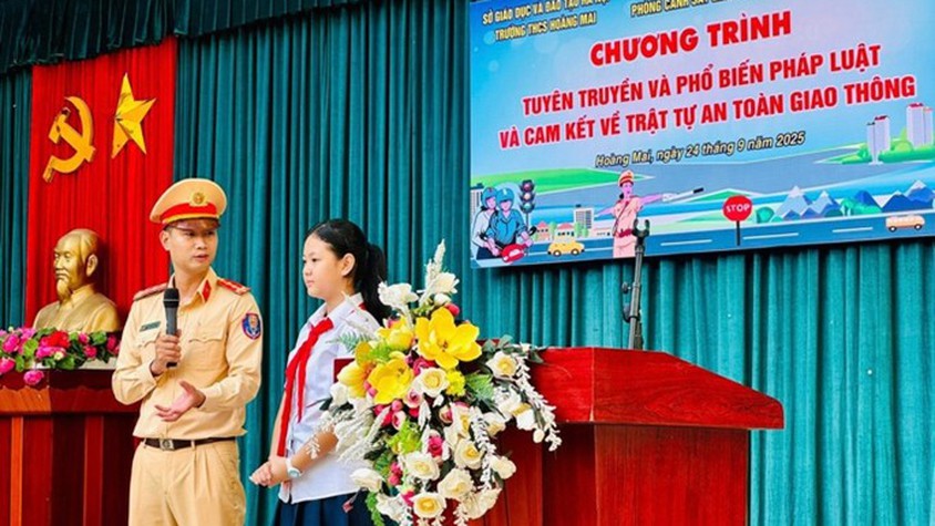 TRƯỜNG THCS HOÀNG MAI TỔ CHỨC TUYÊN TRUYỀN PHÁP LUẬT VÀ AN TOÀN GIAO THÔNG
