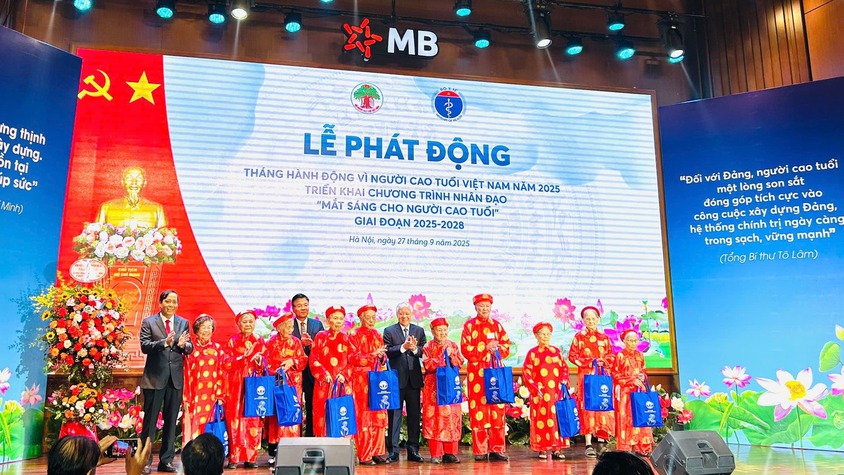 50 người cao tuổi tiêu biểu đại diện cho người cao tuổi phường Cầu Giấy tham dự Lễ phát động Tháng hành động vì người cao tuổi năm 2025