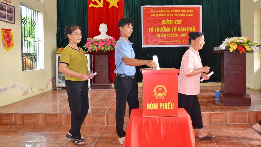 Cử tri phường Tùng Thiện tích cực tham gia bầu cử Tổ trưởng Tổ dân phố nhiệm kỳ 2025-2027