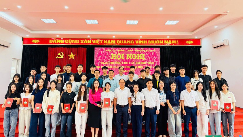 XÃ BA VÌ TỔ CHỨC HỘI NGHỊ TUYÊN DƯƠNG, KHEN THƯỞNG HỌC SINH THI ĐỖ ĐẠI HỌC, HỌC VIỆN NĂM 2025