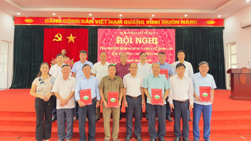 HỘI NGHỊ TRAO QUYẾT ĐỊNH NGHỈ HƯU CHO CÁC ĐỒNG CHÍ CÁN BỘ, CÔNG CHỨC, VIÊN CHỨC XÃ BA VÌ NĂM 2025