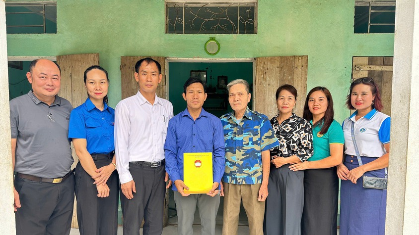 Ủy ban MTTQ xã Suối Hai thăm, tặng quà cho các gia đình có hoàn cảnh đặc biệt khó khăn nhân dịp Quốc khánh 2/9