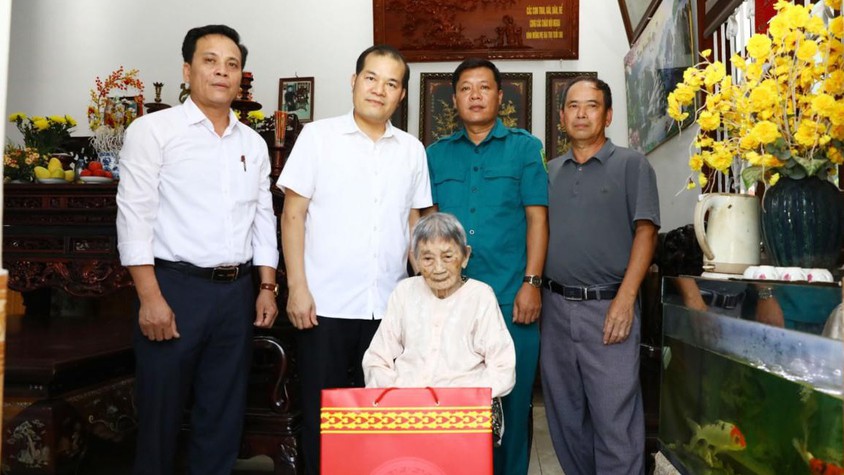 Các đồng chí lãnh đạo xã thăm, tặng quà Bà Mẹ Việt Nam Anh hùng nhân dịp Quốc khánh