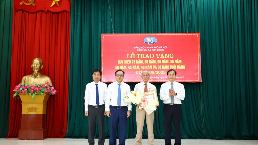 Sơn Đồng: 38 đồng chí được tặng, truy tặng Huy hiệu Đảng đợt 02/9/2025