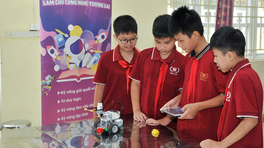 TRƯỜNG THCS YÊN SỞ TỔ CHỨC NGÀY HỘI TRẢI NGHIỆM TRÍ TUỆ NHÂN TẠO (AI) VÀ ROBOTICS, KHƠI NGUỒN SÁNG TẠO, BÙNG CHÁY ĐAM MÊ
