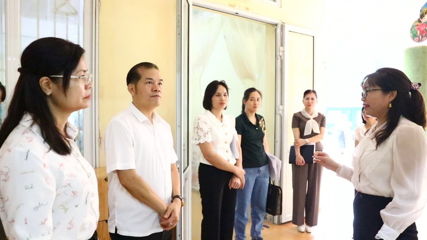 Thường trực HĐND xã khảo sát cơ sở vật chất trường học điểm Quyết Tiến