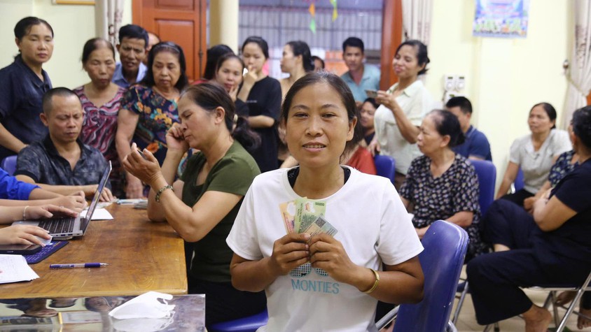 Nhân dân Dương Nội phấn khởi nhận quà Quốc khánh 2/9