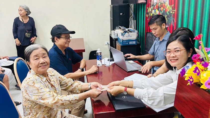 Phường Xuân Phương tổ chức tặng quà nhân dịp Kỷ niệm 80 năm Cách mạng Tháng Tám và Quốc khánh 2/9