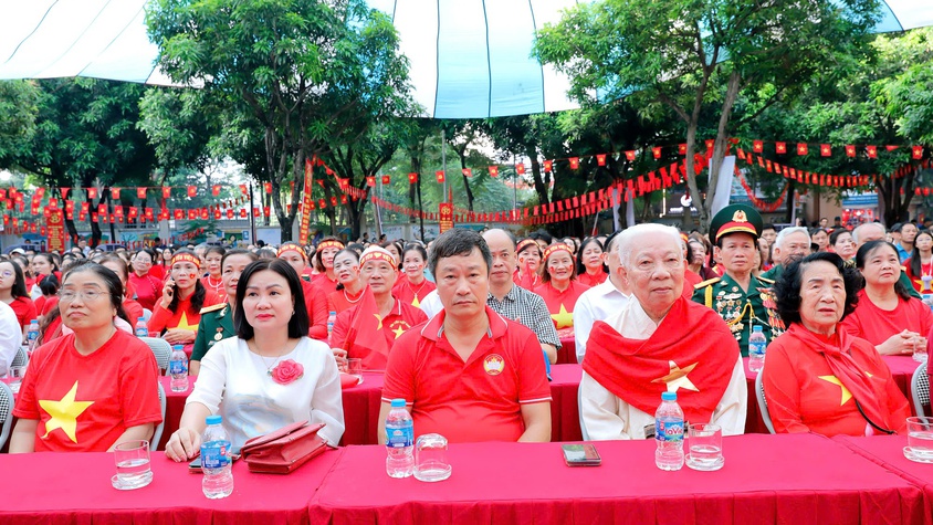 Không khí xúc động tại điểm cầu truyền hình trực tiếp Lễ diễu binh, diễu hành A80 phường Nghĩa Đô