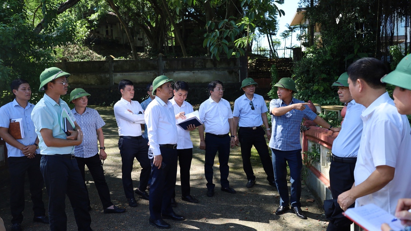 Sở Nông nghiệp và Môi trường Hà Nội kiểm tra hiện trường sạt lở tại xã Suối Hai: Đề nghị thành phố ban bố tình huống khẩn cấp về thiên tai đối với những khu vực nguy hiểm