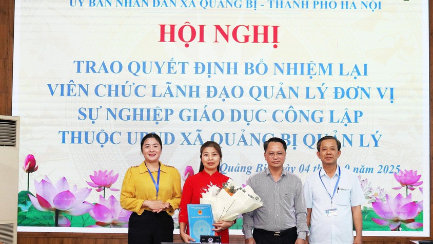UBND xã Quảng Bị: trao quyết định bổ nhiệm lại viên chức lãnh đạo, quản lý đơn vị sự nghiệp giáo dục công lập thuộc UBND xã.