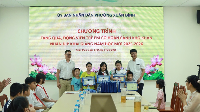 Xuân Đỉnh trao quà cho trẻ em có hoàn cảnh khó khăn nhân dịp năm học mới