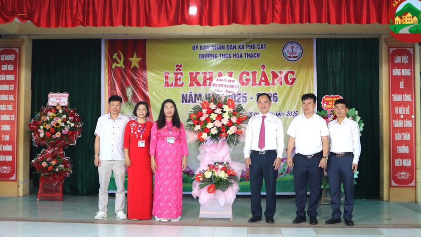 Đồng chí Hoàng Nguyên Ưng – Phó Bí thư Đảng ủy, Chủ tịch UBND xã chúc mừng thầy trò trường THCS Hòa Thạch và trường Tiểu học Hòa Thạch A nhân dịp khai giảng năm học mới