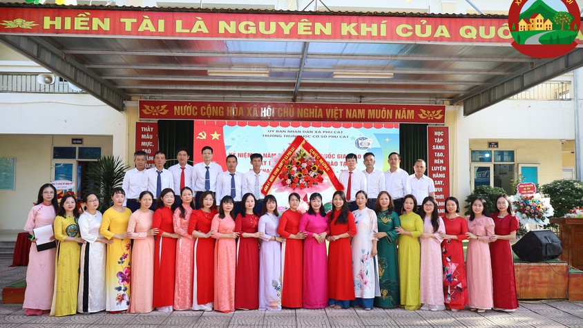 Đồng chí Bí thư Đảng ủy – Chủ tịch HĐND xã dự lễ khai giảng năm học mới tại trường Tiểu học và trường THCS Phú Cát